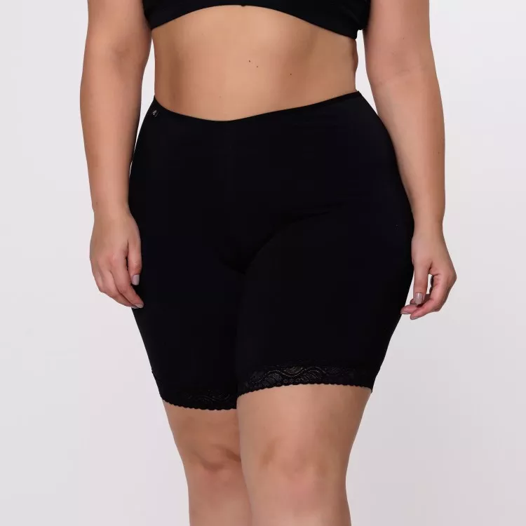Bermuda Preta Plus Size em Algodão Egípcio com Renda