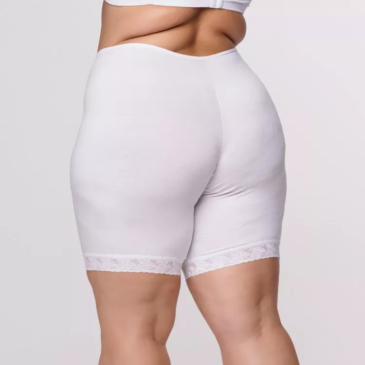 Bermuda Branca Plus Size em Algodão Egípcio com Renda
