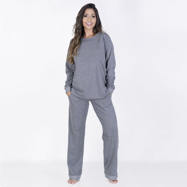 Pijama Longo de Poá com calça Pantalona confeccionado em algodão.